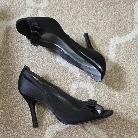 Stuart Weitzman Black Satin Peep-Toe Pumps w/ Rhinestone Bow - Size 8 - Picture 4 of 10